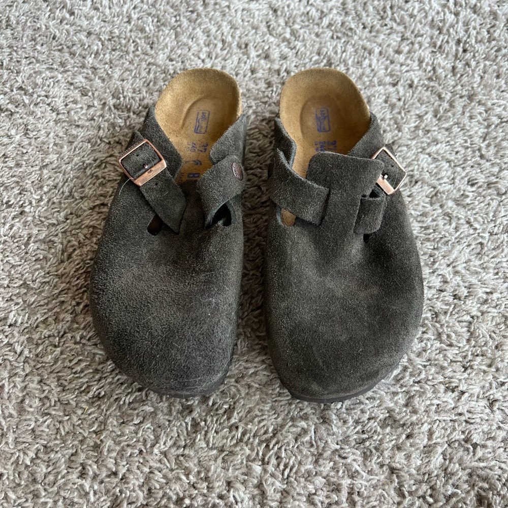 Womens Boston clog.